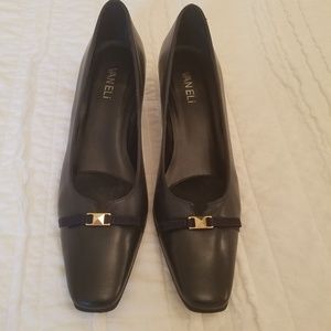 New Vaneli leather dress shoe Size 8 slim